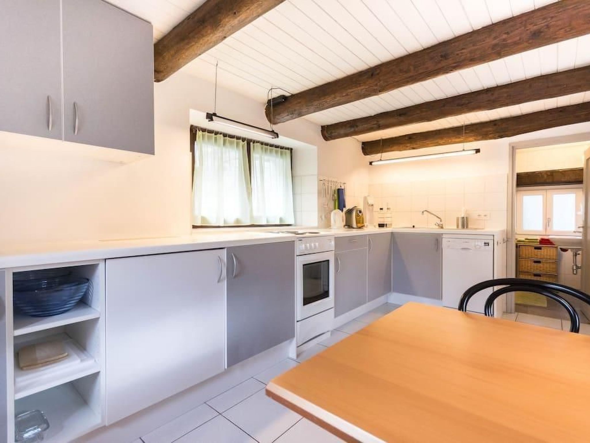 Jääkaappi, mikroaaltouuni, uuni, astianpesukone