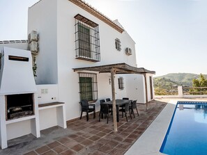 A white building with a barbecue area, outdoor seating, and a pool. - Casa vacanze Casa de Cantoblanco by Interhome (Los Romanes)