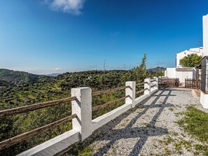 A white building with a gravel pathway and wooden fence. - Cantoblanco Häuser 2 by Interhome (Los Romanes)