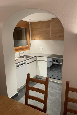 Fridge, microwave, oven, dishwasher - Chesa Palü by Interhome (Bever)
