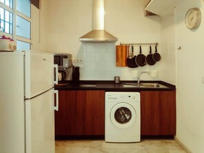 Fridge, microwave, cookware/dishes/utensils - Touristische Wohnung "Apt. mit Balkonen". by Interhome (Sevilla)