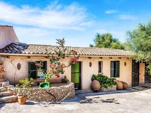 A traditional building with a tiled roof, stone steps, and potted plants. - Adults Only Finca - Apartment zum entspannen by Interhome (Son Gall Vell)