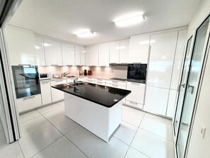 Refrigerador, microondas, horno y lavavajillas 