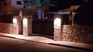 المنطقة المحيطة بالمنشأة