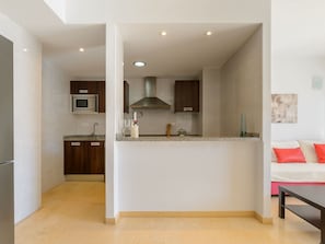 Kühlschrank, Mikrowelle, Ofen, Kochgeschirr/Geschirr/Besteck