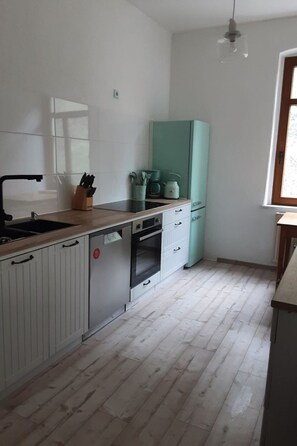 Jääkaappi, uuni, astianpesukone, keittoastiat/astiat/ruokailuvälineet