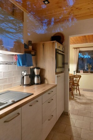 Fridge, oven, dishwasher, cookware/dishes/utensils - Am Wald gelegenes Ferienhaus "Wolf" mit Kamin by Interhome (Bad Elster)
