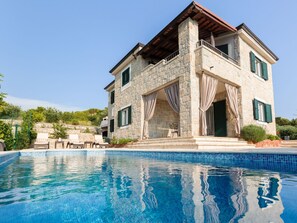 Pool - Luxuriöse Steinvilla mit privatem Swimmingpool und herrlichem Meerblick by Interhome (Podstrana)