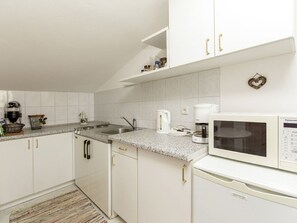 Fridge, microwave, cookware/dishes/utensils - Casa Helena mit Dachterrasse by Interhome (Vir)