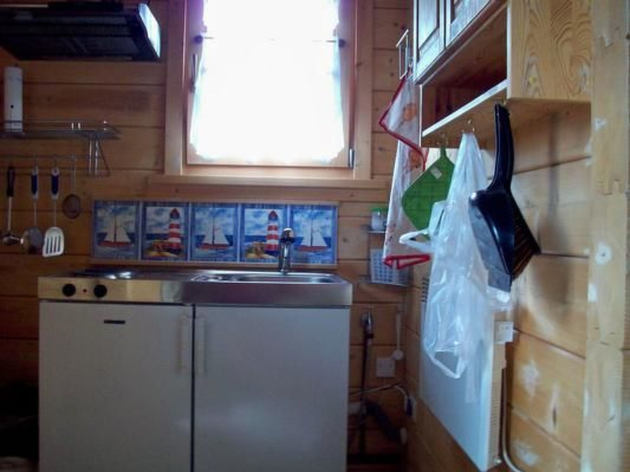Kühlschrank, Mikrowelle, Geschirrspüler, Kochgeschirr/Geschirr/Besteck