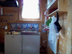 Kühlschrank, Mikrowelle, Geschirrspüler, Kochgeschirr/Geschirr/Besteck