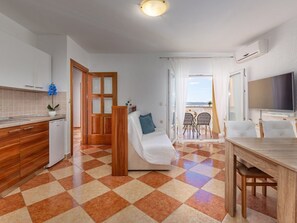 TV - Wohnung mit Terrasse und Meerblick by Interhome (Crikvenica/Dramalj)