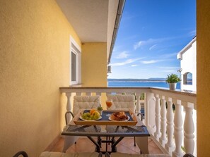 Outdoor dining - Wohnung mit Terrasse und Meerblick by Interhome (Crikvenica/Dramalj)