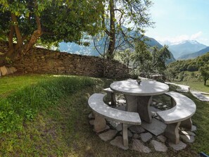 تناول الطعام بالخارج