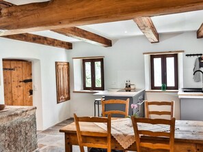 ثلاجة، فرن، مستلزمات طهي/أطباق/أوعية