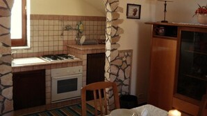 Kühlschrank, Ofen, Kochgeschirr/Geschirr/Besteck