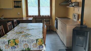 Fridge, oven, dishwasher, cookware/dishes/utensils