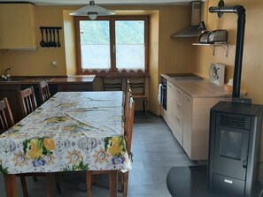 Kylskåp, ugn, diskmaskin och grytor/köksredskap