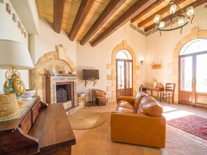 Televisión y chimenea 