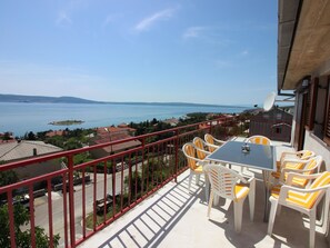 Outdoor dining - "Manda3" mit Blick auf das Wasser by Interhome (Novi Vinodolski)