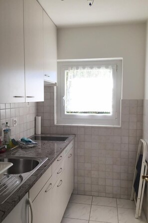 Fridge, microwave, cookware/dishes/utensils - Appartamento Doris by Interhome (Locarno)
