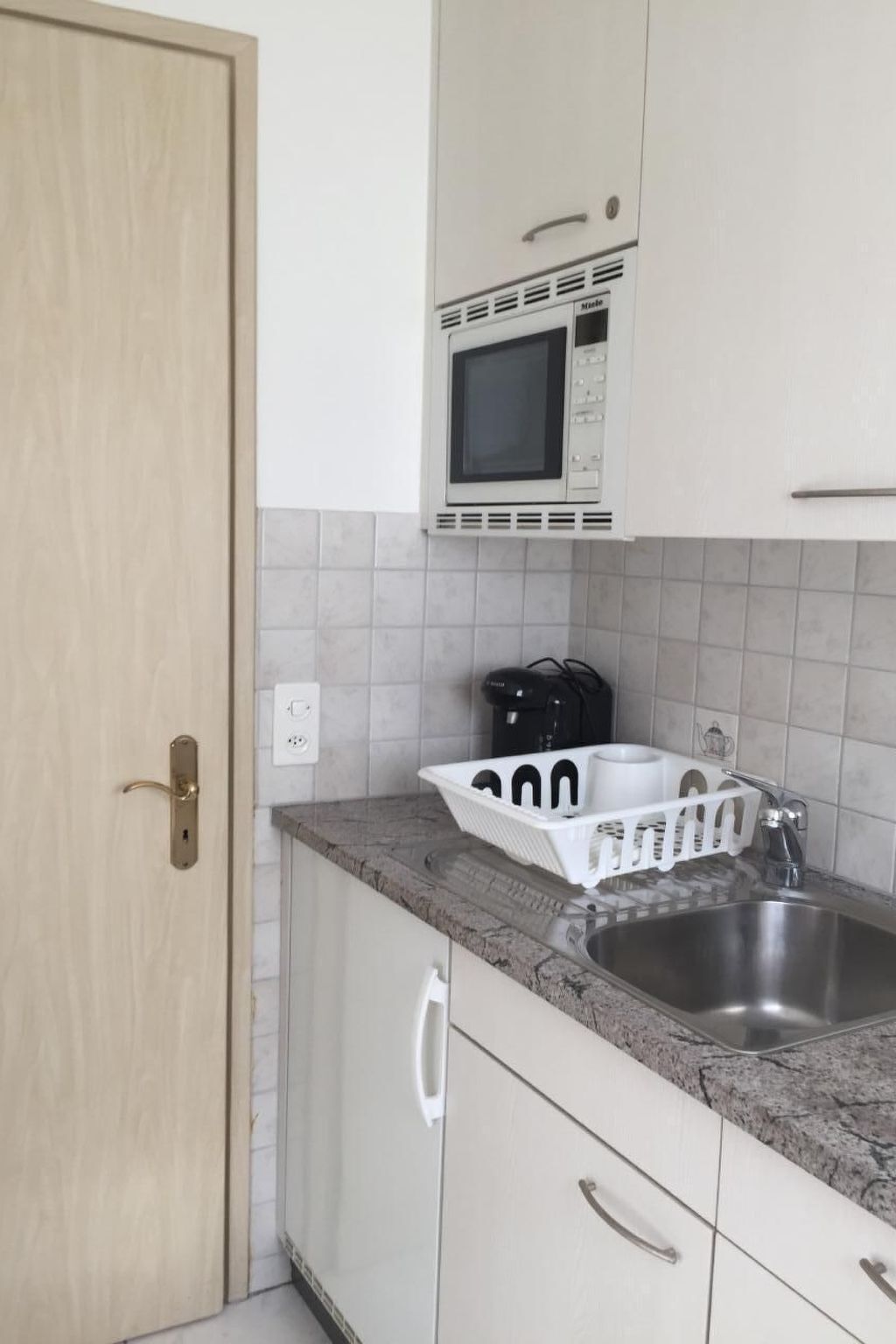 ثلاجة، ميكروويف، مستلزمات طهي/أطباق/أوعية