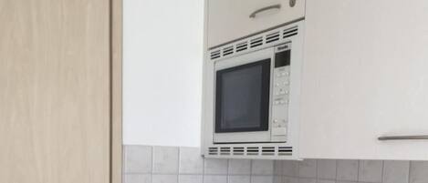 ثلاجة، ميكروويف، مستلزمات طهي/أطباق/أوعية