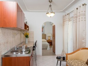 Kühlschrank, Ofen, Geschirrspüler, Kochgeschirr/Geschirr/Besteck