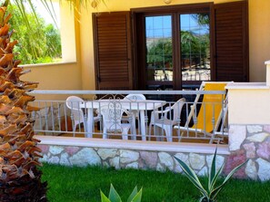 Outdoor dining - ZWEIZIMMERWOHNUNG 5 PLÄTZE by Interhome (Selinunte)