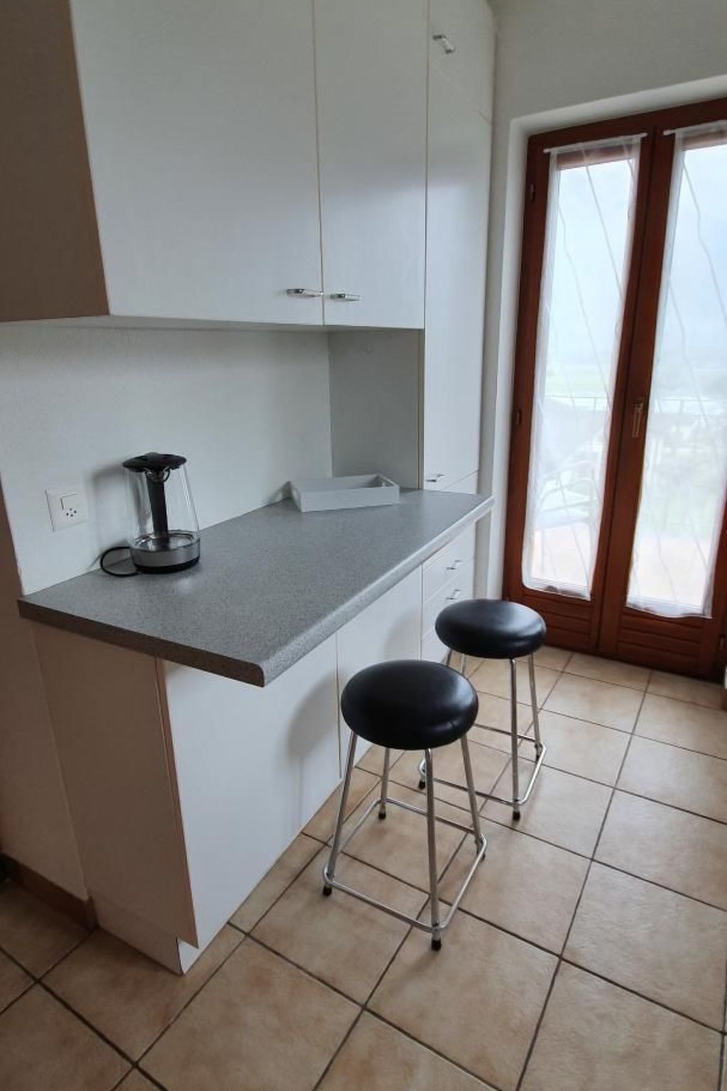 Køleskab, opvaskemaskine, køkkentøj/tallerkener/redskaber