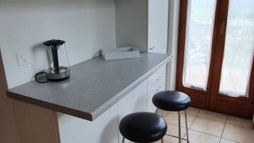 Køleskab, opvaskemaskine, køkkentøj/tallerkener/redskaber