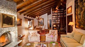 Télévision, cheminée, lecteur de DVD