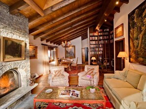 Fernseher, Kamin, DVD-Player