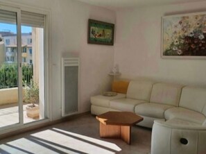 TV - "La Vigneraie 2" (Weinberg) by Interhome (Narbonne-Plage)