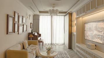 Business Apartment, Bathtub | Egyptian cotton sheets, premium bedding, down duvets, memory-foam beds