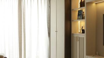 Departamento familiar, habitaciones conectadas | Área de sala de estar | Smart TV de 45 pulgadas con canales digitales, chimenea y Netflix