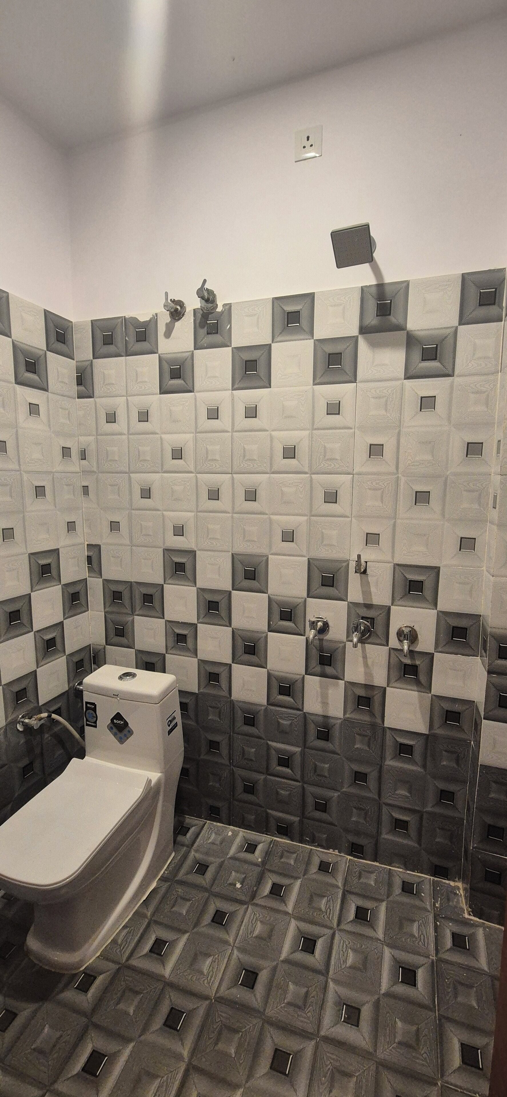 Phòng đôi Deluxe | Phòng tắm | Buồng tắm vòi sen, chậu vệ sinh/vòi rửa, khăn tắm, xà phòng 