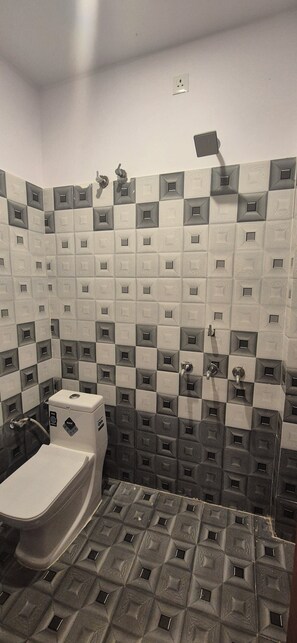 디럭스 더블룸 | 욕실 | 샤워 시설, 비데, 타월, 비누