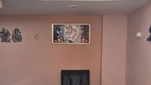 Un comptoir d’accueil avec une enseigne indiquant le nom de l’hôtel et les numéros de téléphone à contacter.