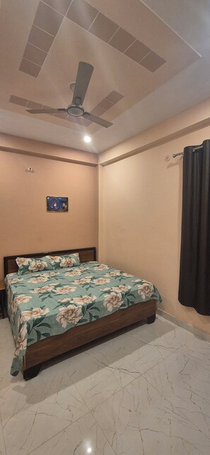 Deluxe Double Room | Rollaway beds, free WiFi, bed sheets - Hotel Shyam Villa (Faizabad)