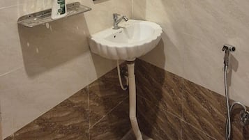 Ducha, bidet, toallas, jabón