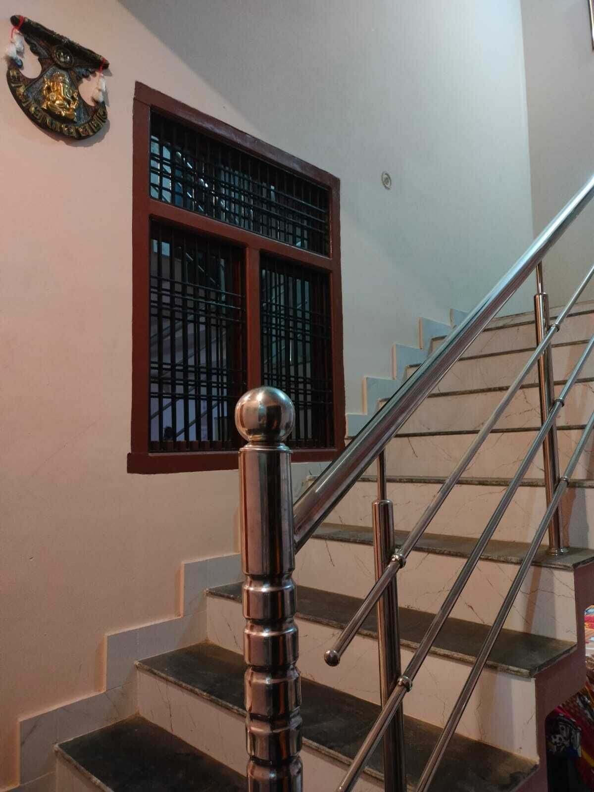 En trappa med metallräcken och en dekorativ balustrad.