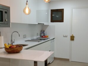 Kühlschrank, Mikrowelle, Kochgeschirr/Geschirr/Besteck