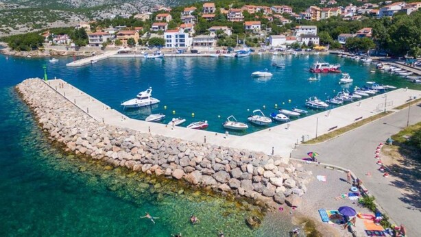 A coastal town with a marina, clear waters, and rocky shoreline. - für 6 Personen in Klenovica by Interhome (Novi Vinodolski/Klenovica)