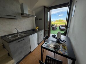 Refrigerador, horno y utensilios de cocina 