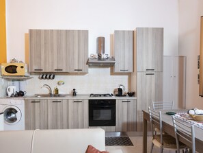 Fridge, microwave, oven, cookware/dishes/utensils - Casa Marsala Centro bei Holiday World by Interhome (Marsala)