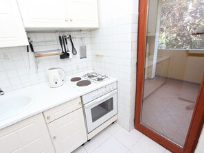 Fridge, oven, cookware/dishes/utensils - Apartman 2 by Interhome (Rovinj)