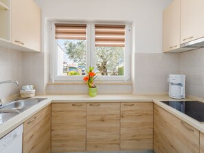Fridge, microwave, dishwasher, cookware/dishes/utensils - Vacation home Oliva by Interhome (Poreč)