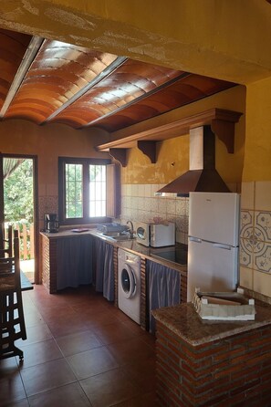 Fridge, microwave, oven, cookware/dishes/utensils - in Algarinejo mit Eigener Terrasse by Interhome (Fuentes de Cesna)