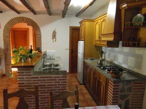 Refrigerador, microondas, horno y utensilios de cocina 